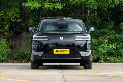 腾势N8L 5.2 米六座家用神车，3.9 秒破百 + 4.58 米转弯半径灵活转弯